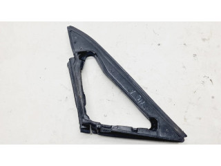 Другая деталь отделки пере́дней дверей