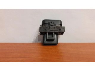 Кнопка крюка в багажнике