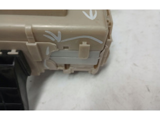 Pojistková skříňka 8273005j60 Toyota Avensis T270 2016