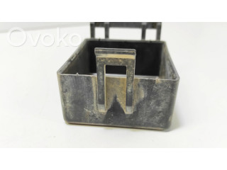 Крышка блока предохранителей 4604610 Chrysler Stratus