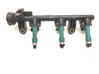 Топливная рампа    Toyota Yaris  