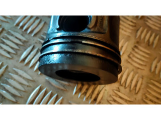 Píst BMW 3 E90 E91 pro naftový motor 2.0 N47