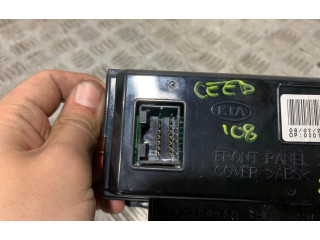 Дисплей    957101H100   KIA Ceed