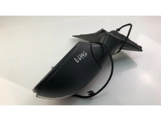 Боковое стекло в середине кузова