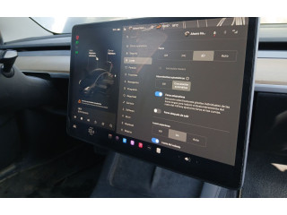 Дисплей Tesla Model S