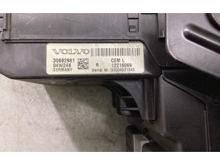 Блок предохранителей 30682981, 12216069   Volvo V70    