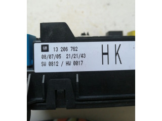Блок предохранителей 13206762 Vauxhall Astra H