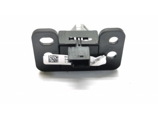 Кнопка открывания перчаточного ящика