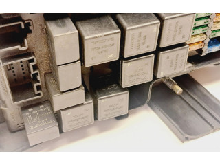 Блок предохранителей  9494210   Volvo V70    