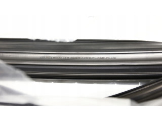 Уплотнительная резина (у стекла) LR131169, 3654589 Land Rover Defender