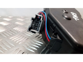 Притягиватель задней крышки