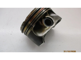 Píst 270920   Mercedes-Benz B W246 W242  pro benzínový / Газ motor 2.0 270.920 Benzinas-Dujos