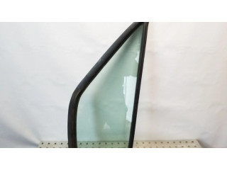 Маленькое стекло "A" передних дверей (четырехдверного автомобиля)