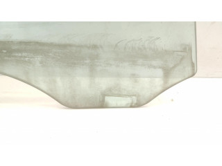 Основное стекло передних дверей (четырехдверного автомобиля)