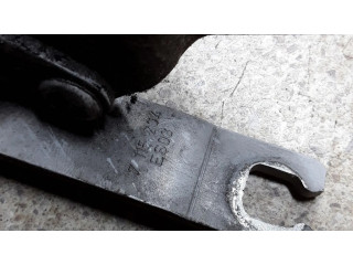 Петля (петли) капота двигателя