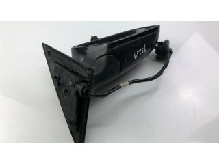 Боковое стекло в середине кузова