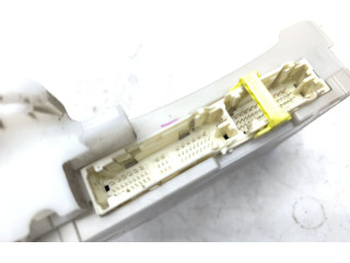 Pojistková skříňka 8273047450A Toyota Prius (XW30) 2010