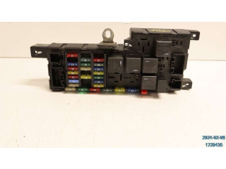 Блок предохранителей 30728008 Volvo S60