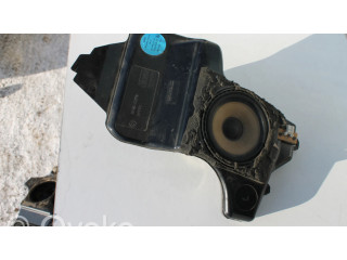 Громкоговоритель (громкоговорители) в заднем подоконнике