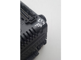 Блок предохранителей    30728356, 12216069   Volvo V70