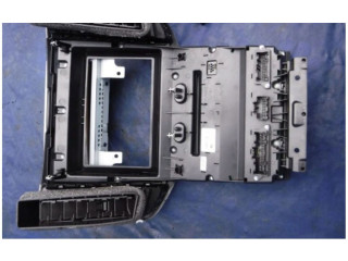 Радио/ проигрыватель CD/DVD / навигация