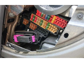 Pojistková skříňka Audi Q7 4L 2009