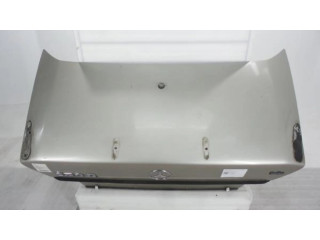 Задняя крышка (багажника)