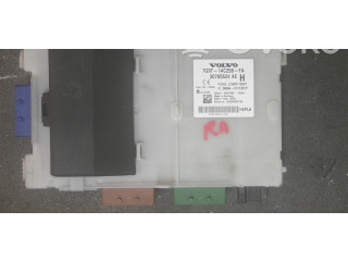 Блок предохранителей 30765624   Volvo V70    