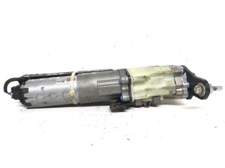 Притягиватель задней крышки