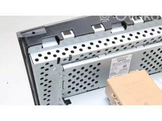 Радио/ проигрыватель CD/DVD / навигация