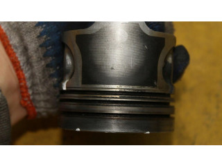  Поршень с шатуном    Renault Clio III  