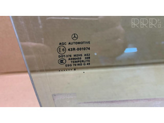 Основное стекло передних дверей (четырехдверного автомобиля)