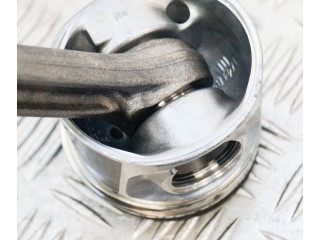 Píst 31339777, 8631505 Volvo V60 pro naftový motor 2.4