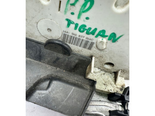 Zámek zadních dveří Volkswagen Tiguan 2011