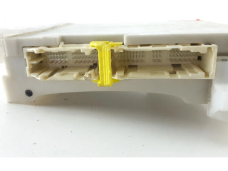 Pojistková skříňka 8273047550A Toyota Prius+ (ZVW40) 2015