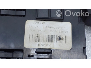 Другая деталь отсека двигателя