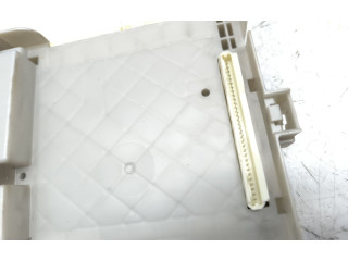 Pojistková skříňka 8273047450A Toyota Prius (XW30) 2010