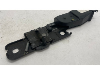 Притягиватель задней крышки