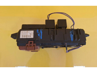 Блок предохранителей MB953355, MR318828 Mitsubishi Carisma