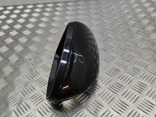 Другая деталь отделки пере́дней дверей