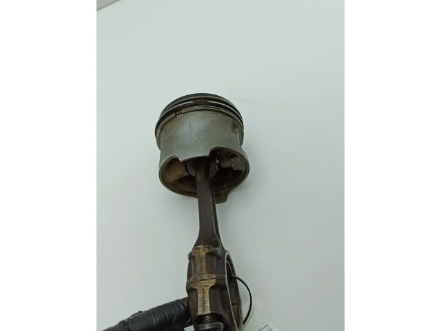 Píst 11004 Mercedes-Benz S W116 pro benzínový motor 2.8