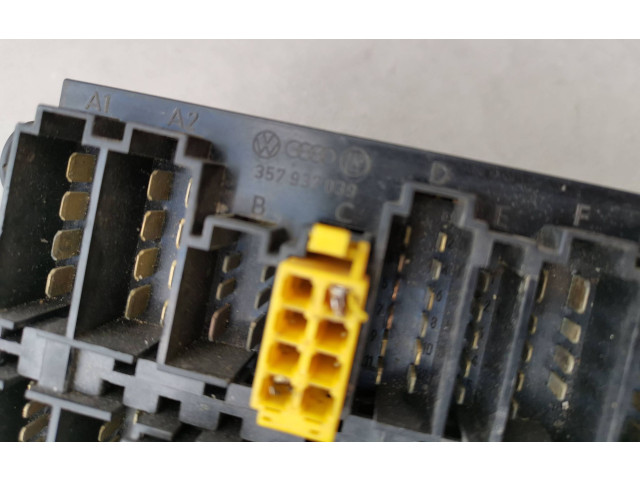 Блок предохранителей 357937039 Audi 80 90 B3