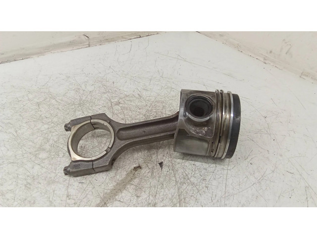 Píst    BMW 7 E65 E66  pro naftový motor 3.0 306d3 1346