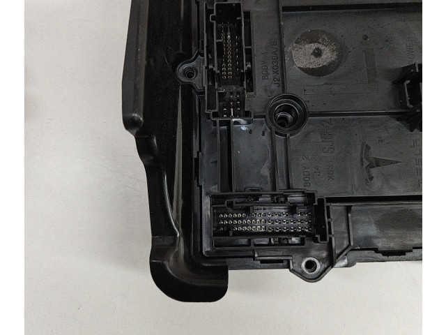 Блок комфорта 156745502D, 156735900B Tesla Model 3