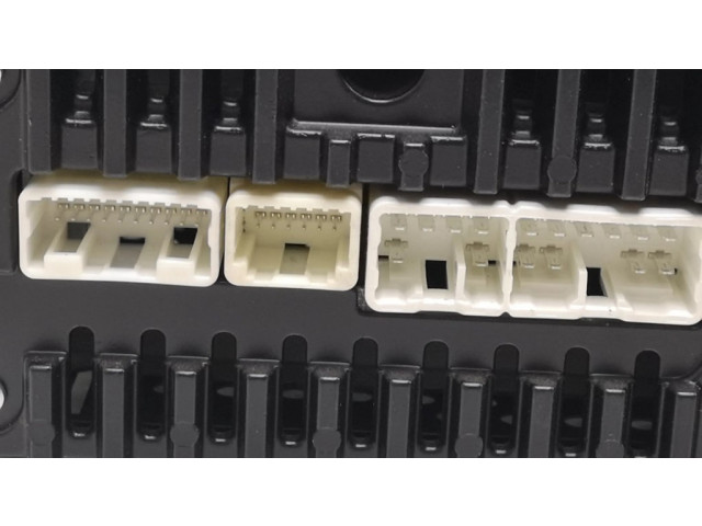 Радио/ проигрыватель CD/DVD / навигация