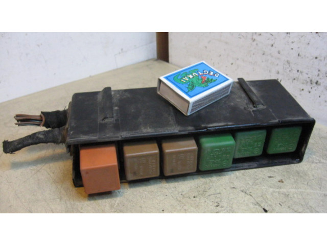 Pojistková skříňka 90504296 Opel Vectra B 1998