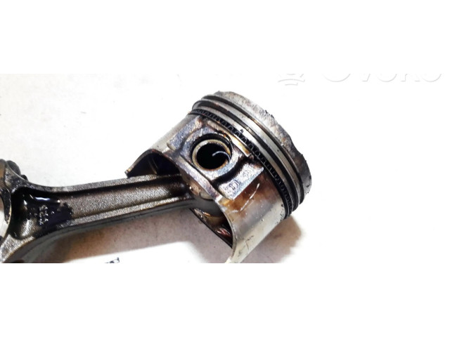 Píst KIA Clarus pro benzínový motor 2.0