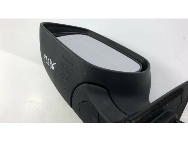 Боковое стекло в середине кузова