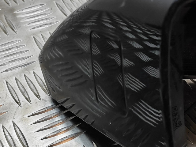 Другая деталь отделки пере́дней дверей