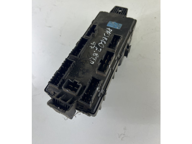   Pojistková skříňka MR142343   Mitsubishi Pajero 1997